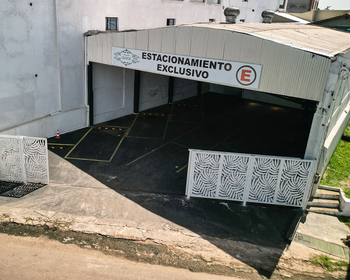 Estacionamento exclusivo do Los Olivos Hotel