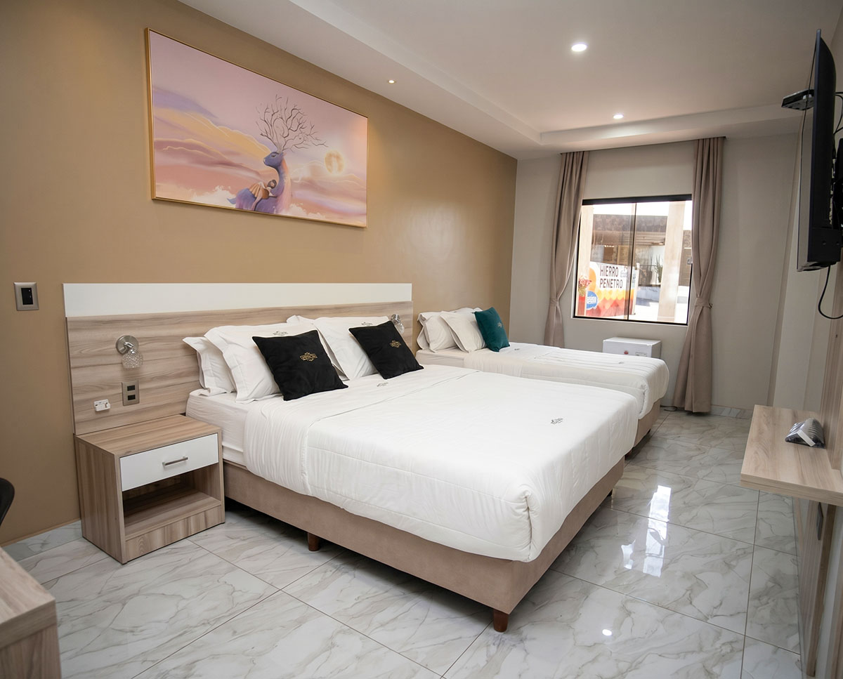 Quarto matrimonial familiar do Los Olivos Hotel com cama matrimonial e cama individual
