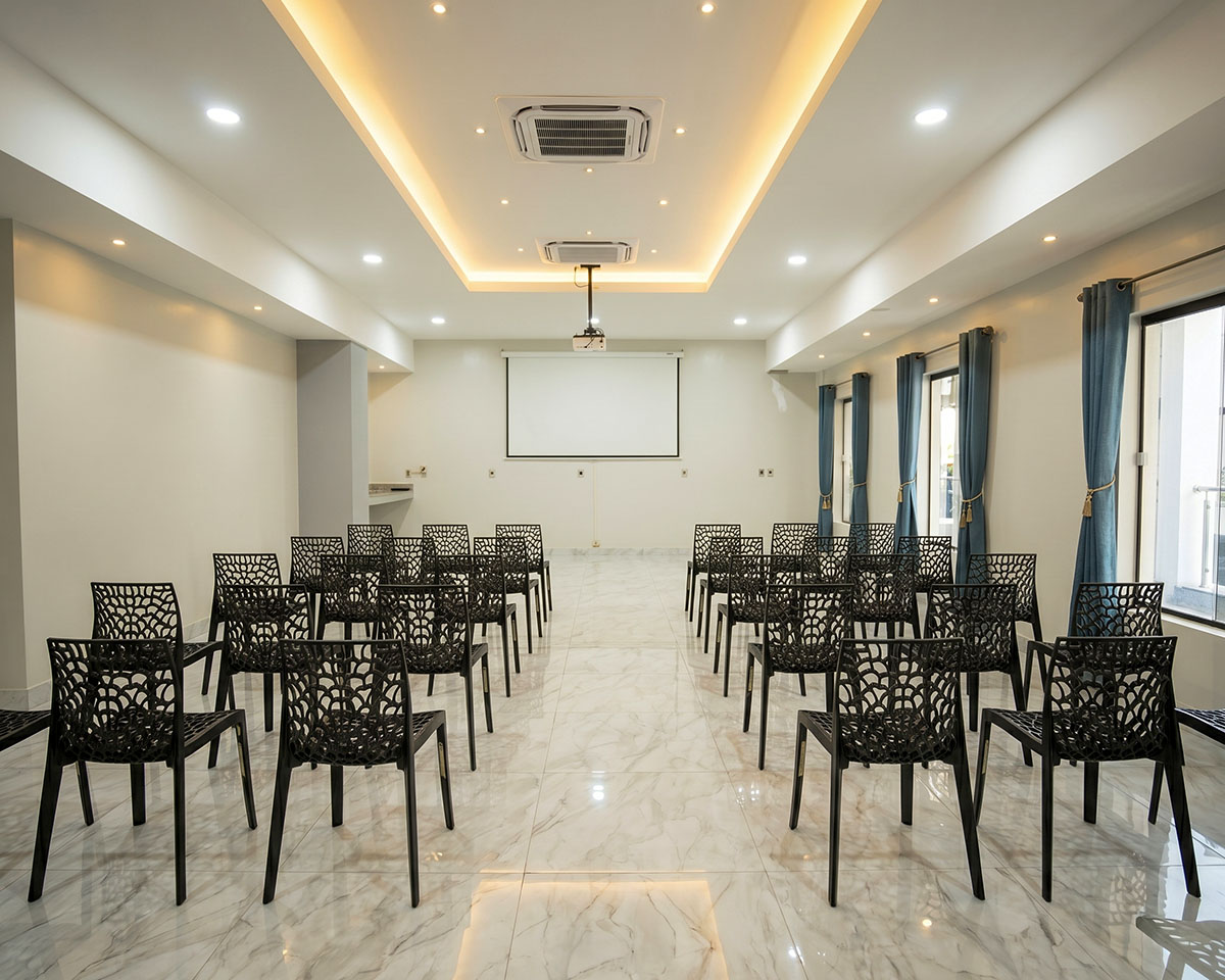 Salão de eventos do Los Olivos Hotel preparado para reuniões e conferências