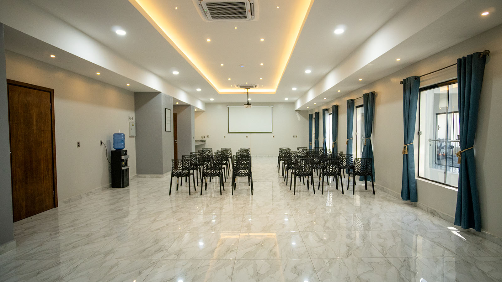 Salão preparado para eventos profissionais no Los Olivos Hotel