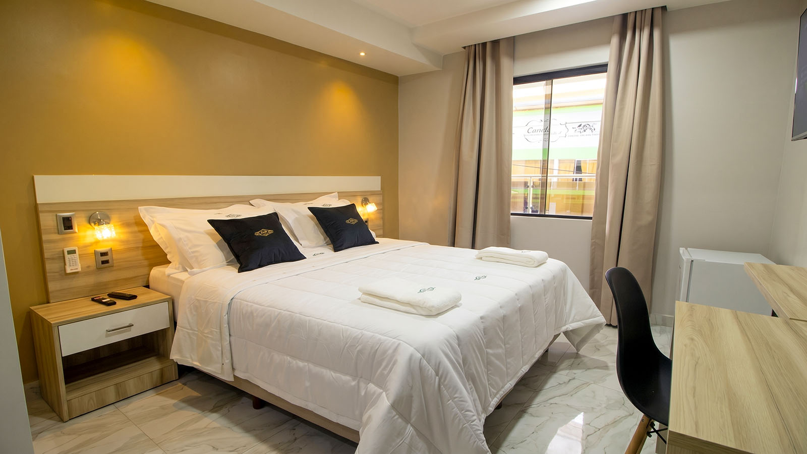 Quarto do Los Olivos Hotel preparado para uma estadia confortável