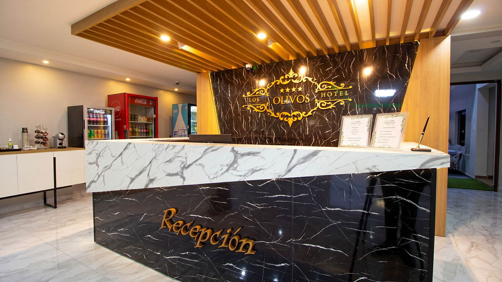 Espaço acolhedor do Los Olivos Hotel preparado para hóspedes e visitantes